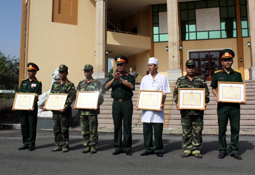 Thiếu tướng Nguyễn Đình Tâm trao giấy khen cho đại diện các đơn vị tham gia diễn tập